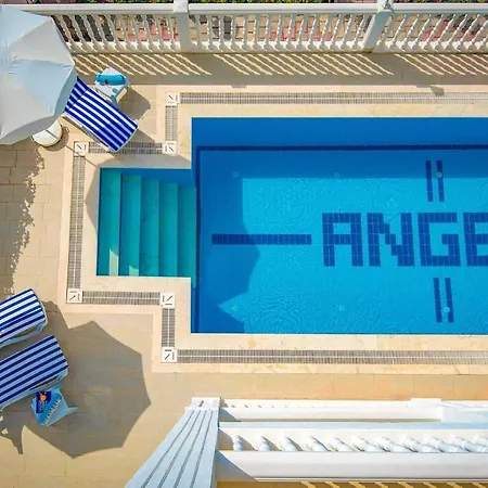 Sleeps 8 Air Con Wifi Villa