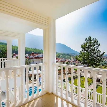 Sleeps 8 Air Con Wifi Villa