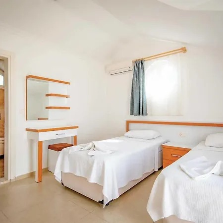 Sleeps 8 Air Con Wifi Villa